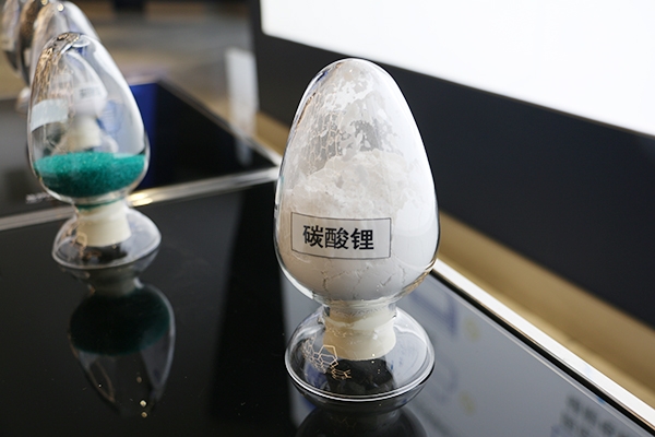 電池級碳酸鋰價格重回30萬元/噸 六氟磷酸鋰月內(nèi)價格已翻倍