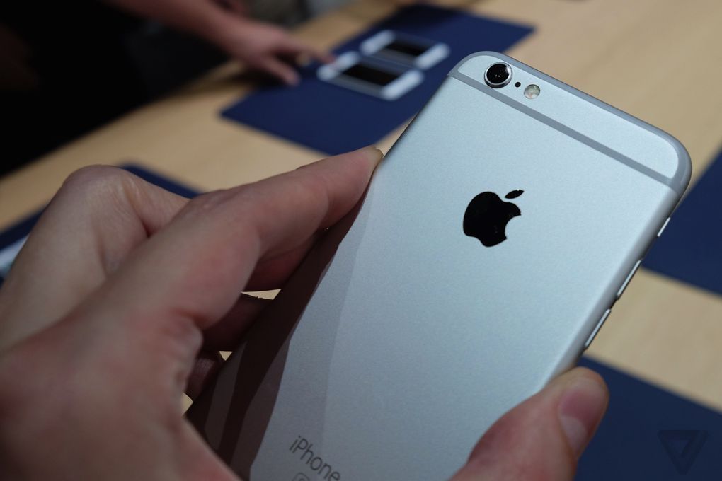 蘋果iPhone 6s高清上手圖：和iPhone 6基本一樣