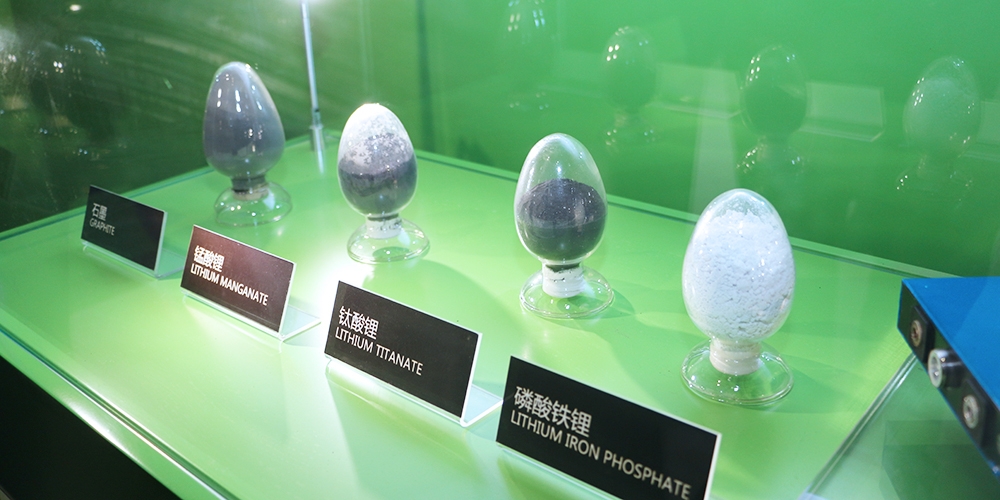 上游減產(chǎn)保價(jià)，下游以價(jià)換量，電池材料向上還是向下？