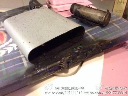 網(wǎng)友微博曝小米移動電源半夜自燃 滅火及時