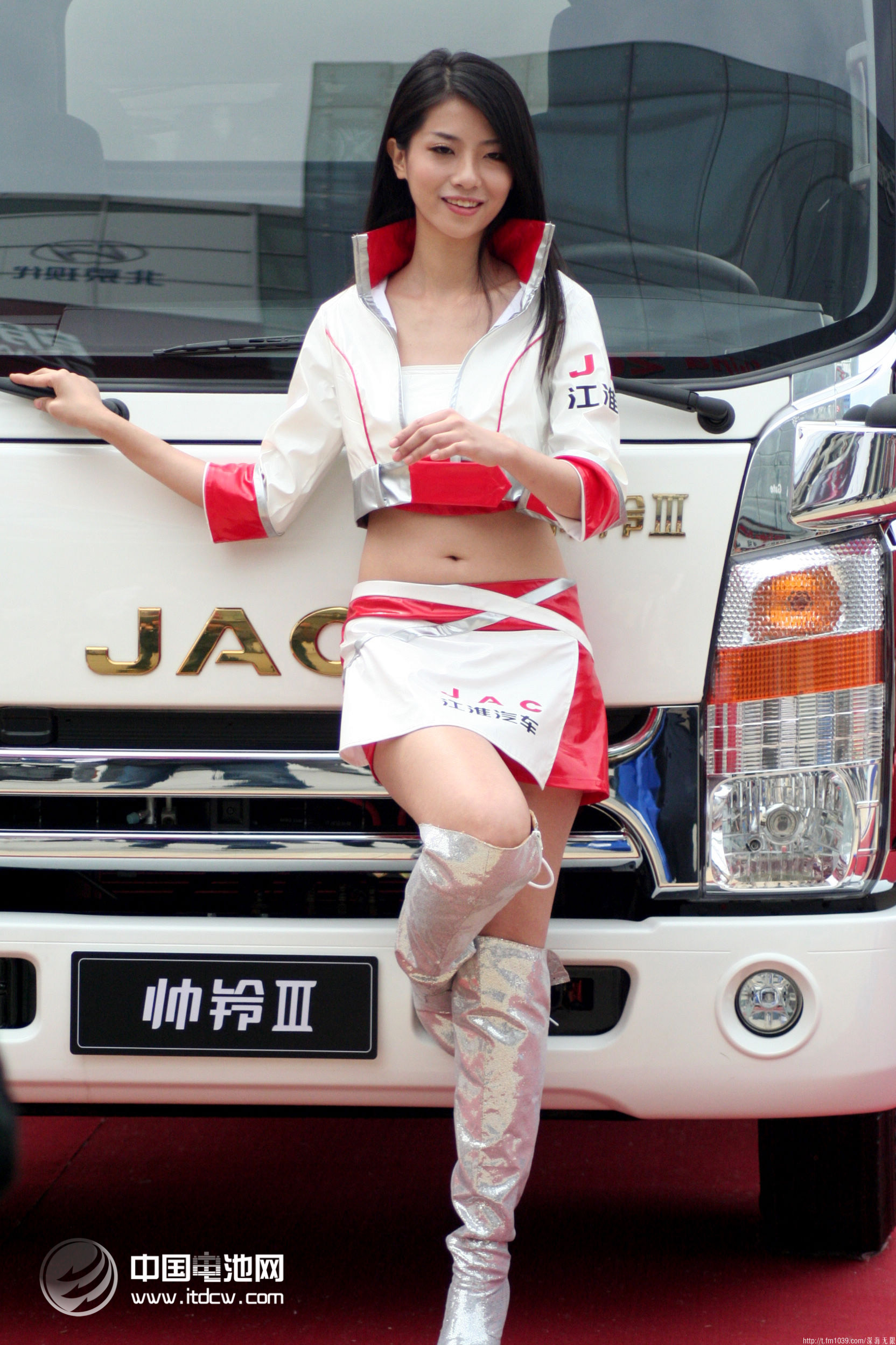 “特斯拉熱”不斷升溫 電動(dòng)車成為中國(guó)車展新潮流 