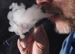 戒煙助手形似真煙  紐約、芝加哥開(kāi)禁電子煙 