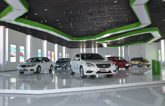 上海4S店里人頭攢動(dòng) 新能源車：第二輛車的選擇