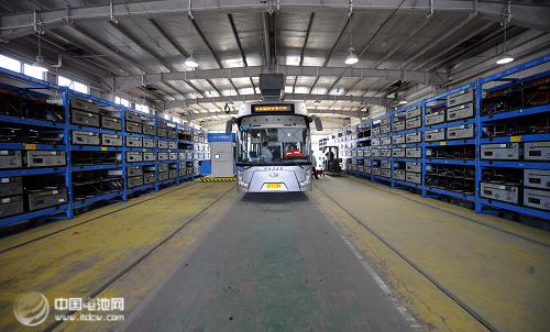 電動汽車的充電難題：充電站還是換電池？