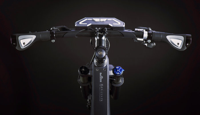 它是一部“Baidu”牌的智能單車。現在，百度給它的官方名稱是“DuBike”。