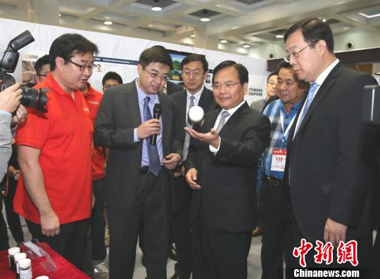 青島市委副書記、市長(zhǎng)張新起參觀2015中國(guó)國(guó)際石墨烯創(chuàng)新大會(huì)