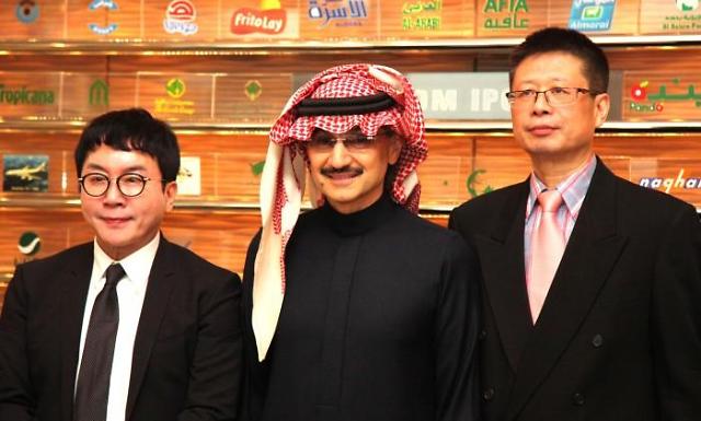 2015年12月17日，Suncore代表理事崔圭善、王國控股公司會(huì)長阿爾瓦利德·本·塔拉爾王子和賽伯樂投資集團(tuán)總裁陳斌（從左至右）在沙特利雅得合影