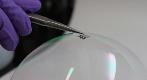 迄今最輕薄太陽(yáng)能電池問世 能附在肥皂泡上