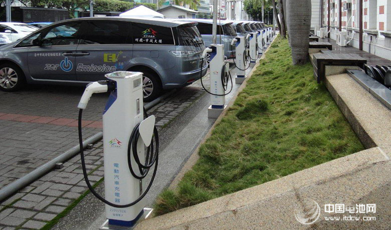 充電樁進不了小區 新能源車免費上牌就是空談