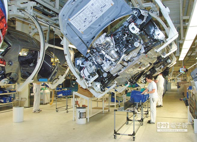 德國福斯汽車工廠,員工在生產(chǎn)線作業(yè)。(CFP) 德國福斯汽車工廠,員工在生產(chǎn)線作業(yè)。(CFP)