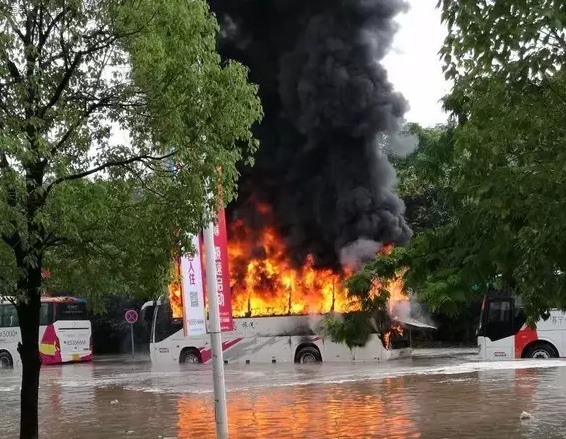 南京電動大巴水中起火誰之過？