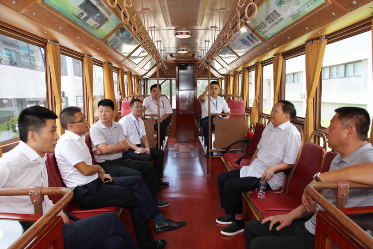 鐺鐺車上，市場部總經理張斌與領導們就新能源汽車未來在許昌的發展與應用作深入交談。