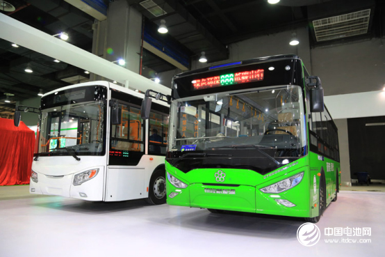 （銀隆新能源純電動10.5米（白）、8.5米（綠）客車）