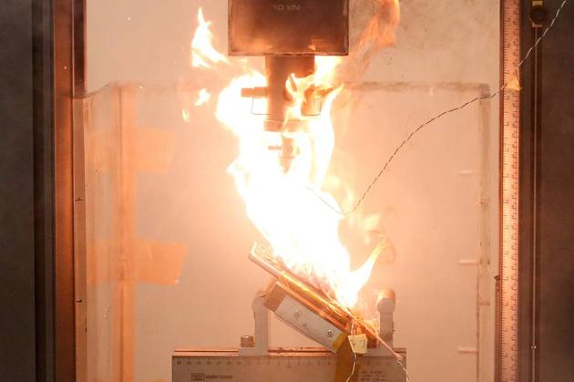 在實驗室中測試起火的Note7手機