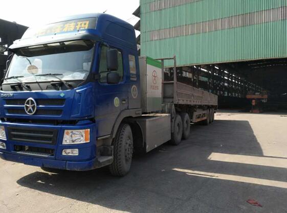 沃特瑪創(chuàng)新聯(lián)盟6X4純電動(dòng)重型卡車正在準(zhǔn)備裝載鋼板.jpg