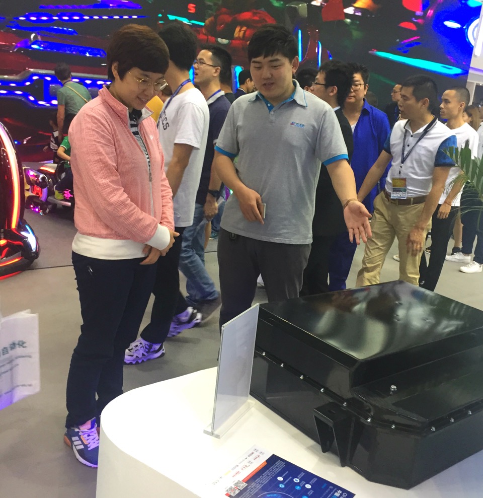 展會現(xiàn)場觀眾了解海馬ME300電池包