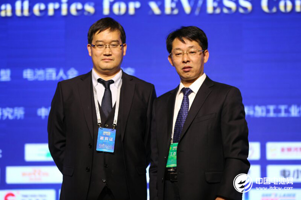 博睿斯創始人黃騰（左）鋰電“達沃斯”組委會秘書長、中關村新型電池技術創新聯盟秘書長于清教（右）
