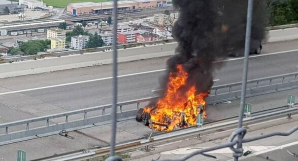特斯拉在瑞士撞上隔離帶翻車電池起火 駕駛員當場身亡