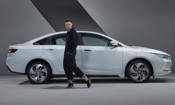 吉利純電動(dòng)車型GE11高清圖曝光：新車標(biāo)曝光 對(duì)標(biāo)Model 3