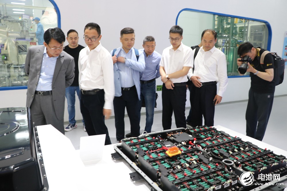 2021年中國電池新能源產(chǎn)業(yè)鏈調(diào)研團(tuán)參觀考察天能股份