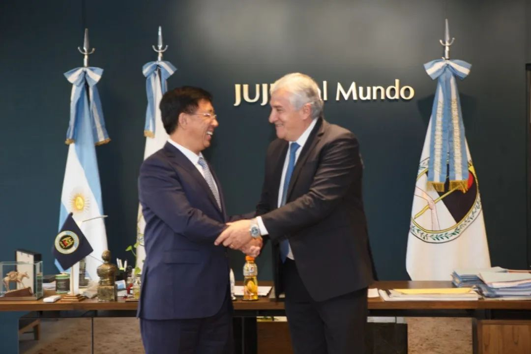 JEMSE總裁菲利普·阿爾博諾茲（Felipe Albornoz）（左）、國軒高科高級副總裁、工研總院院長蔡毅（右）分別代表雙方簽約