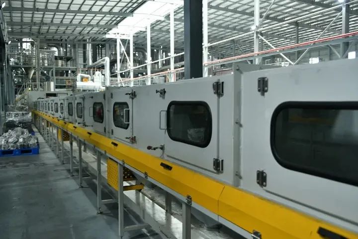 貴州安達(dá)科技能源股份有限公司磷酸鐵鋰生產(chǎn)車間。開陽縣融媒體中心