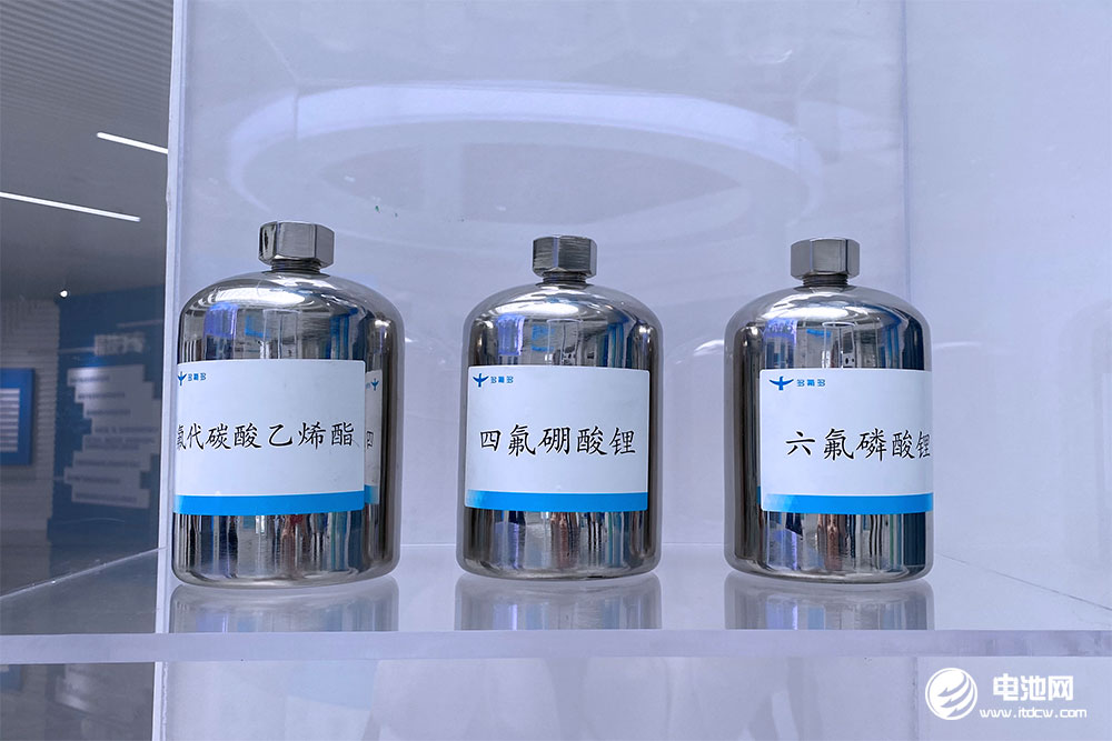 六氟磷酸鋰價格下探至8萬元/噸 跨界企業(yè)業(yè)績已出現虧損